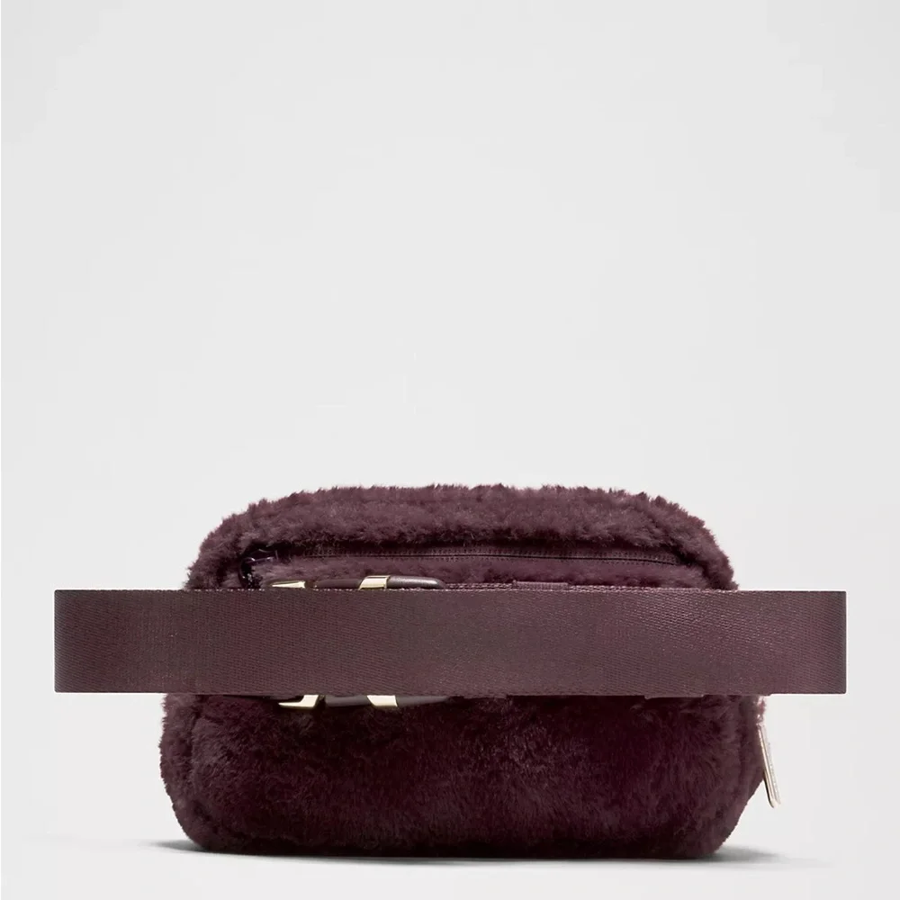 Lululemon Everywhere Belt Bag 1L
Plush Fleece (Black Plum / Gold) - Picture 2 of 7